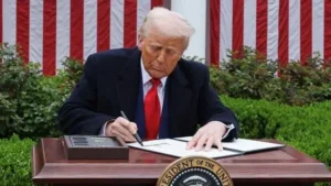 “Trump Tariff News LIVE 2025: ट्रंप की सख्त टैरिफ नीति से वैश्विक व्यापार युद्ध का खतरा, शेयर बाजार और तेल की कीमतों में हलचल।”